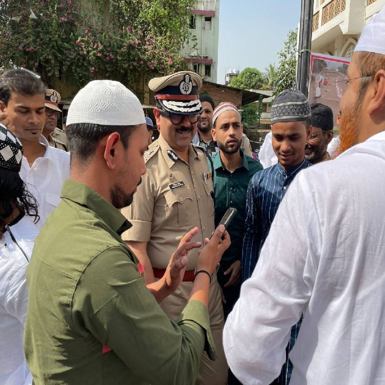 ईदच्या पार्श्वभुमीवर नागपुरातील जामा मशीद परिसरात चोख पोलीस बंदोबस्त तैनात करण्यात आलाय. पोलीस आयुक्त अमितेश कुमार स्वतः परिसराची पाहणी करत आहेत.