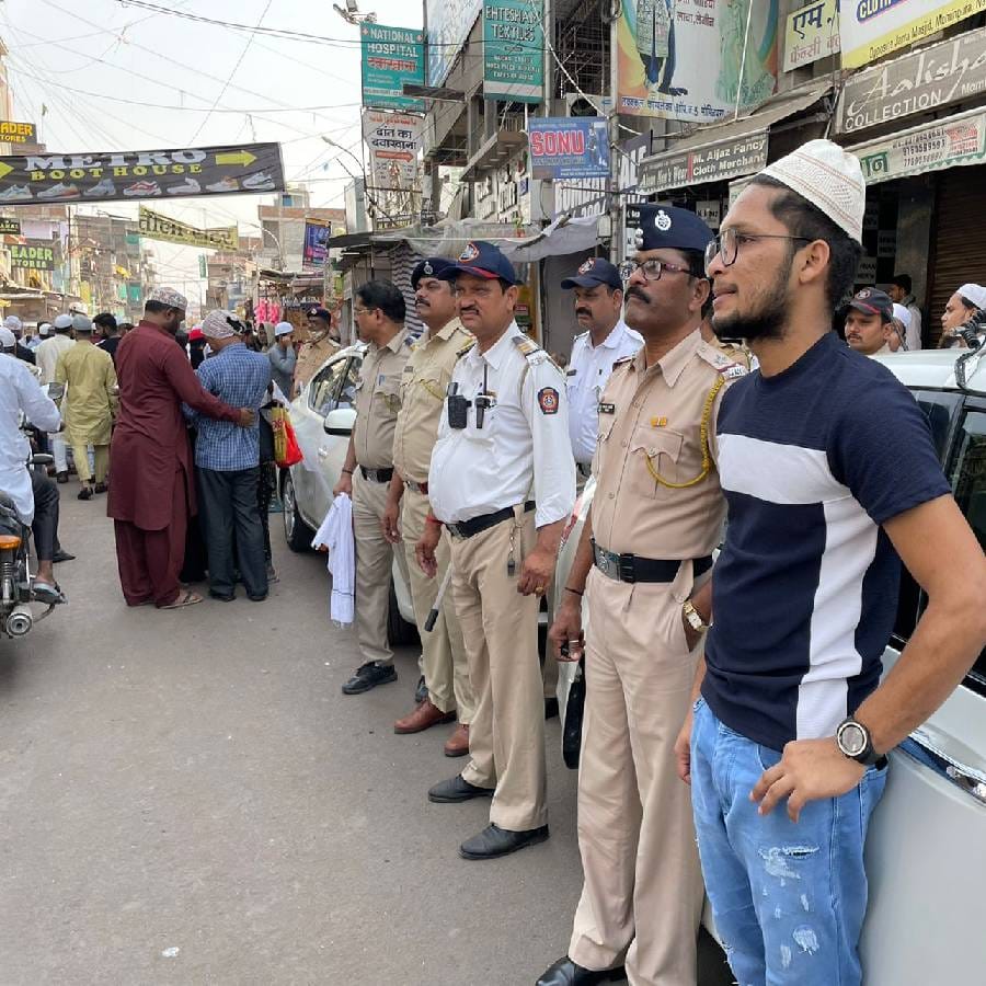 जामा मशीद परिसरात सुरक्षेच्या दृष्टिकोणातून वॅाच टॅावर, दंगल नियंत्रण पथक तैनात करण्यात आलंय. पोलीस सुरक्षेच्या दृष्टीनं अगदी दक्ष आहेत.