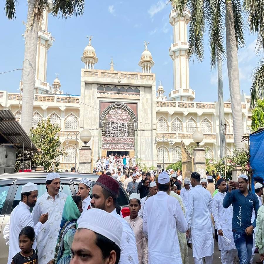 नागपुरातील जामा मशीद या परिसरात सीसीटीव्हची नजर आहे. नागपूर शहरात 283 तर ग्रामीण भागात 108 मशिदी आहेत. मशिदीसमोर नमाज पढण्यासाठी मोठी गर्दी आहे.