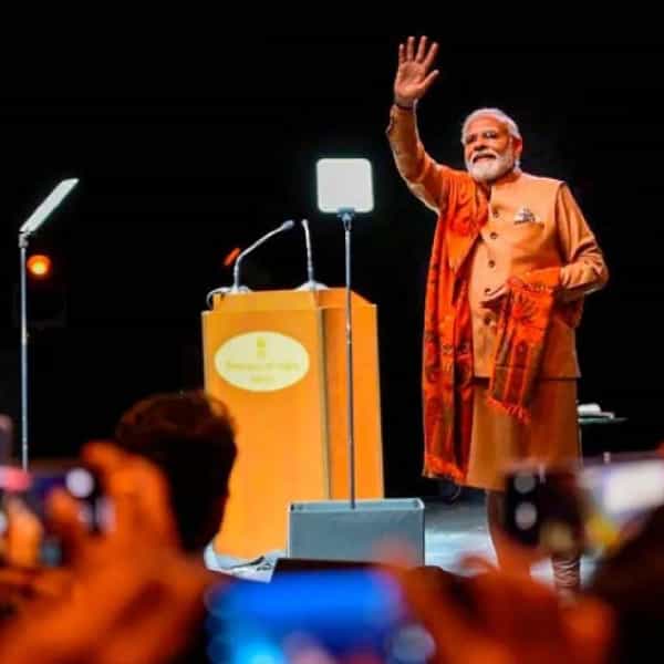 पंतप्रधान मोदी तीन दिवसीय युरोप दौऱ्यावर आहेत. या दौऱ्यातील पहिल्या टप्प्यात त्यांनी जर्मनीला भेट दिली. यावेळी तेथील भारतीय लोकांच्यासोबत संवाद साधला.नव्या उदयमान भारताने संकल्पासह पुढे जाण्याचा निर्धार केला आहे. याच बरोबर जगभरातील भारतीयांनी भारताला जागतिक स्तरावर प्रगती करण्यासाठी मदतीचा हात द्यावा असे आवाहनही त्यांनी केले.