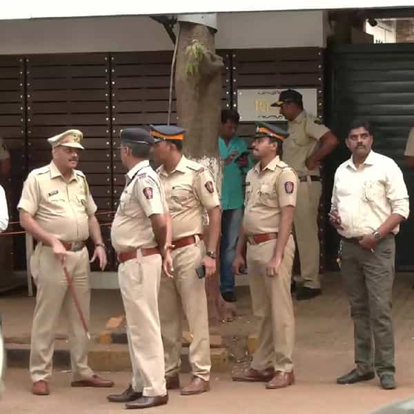महाराष्ट्र नवनिर्माण सेनेचे अध्यक्ष राज ठाकरे यांनी मशिदींवरील भोंग्यांविरोधात घेतलेल्या भूमिकेमुळं राज्यातील राजकारण चांगलंच तापलं आहे. औरंगाबादेतील सभेत राज ठाकरे यांनी भडकाऊ भाषण केल्यामुळे त्यांच्याविरोधात औरंगाबादच्या सिटी चौक पोलीस ठाण्यात गुन्हा दाखल करण्यात आला आहे.