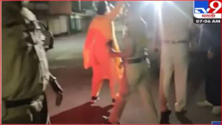 मशिदीसमोर जय हनुमानाची घोषणा, नाशिकमध्ये मनसेच्या महिला कार्यकर्त्यांना घेतले ताब्यात मशिदीसमोर जय हनुमानाची घोषणा, नाशिकमध्ये मनसेच्या महिला कार्यकर्त्यांना घेतले ताब्यात