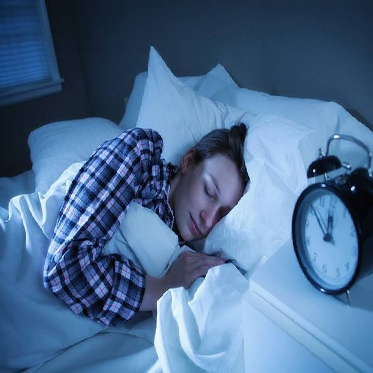आपल्यापैकी बरेचजण तणावामुळे कमी झोप घेतात. पण झोप घेणे तुमच्या आरोग्यासाठी खूप महत्वाचे आहे, जर तुम्ही नीट झोपत नसाल तर त्याचा शरीरावर वाईट परिणाम होतो. जर तुम्हाला पुरेशी झोप लागली तर त्याचा तुमच्या शारीरिक आरोग्यावरच नाही तर तुमच्या मानसिक आरोग्यावर, त्वचेच्या आणि केसांच्या आरोग्यावरही परिणाम होतो. यासाठी चांगली झोप घेणे आपल्या आरोग्यासाठी अत्यंत फायदेशीर आहे. 
