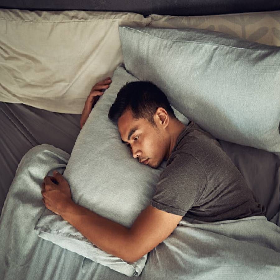 आजकाल प्रत्येकाची जीवनशैली धकाधकीची आहे. लोक रात्री उशिरापर्यंत फोनवर टाईमपास करत बसतात आणि मग झोपायला चांगलाच उशीर होतो. ज्यामुळे डोळ्यांखाली काळी वर्तुळे, सूज आणि त्वचा निस्तेज होते. पण जर तुम्हाला पुरेशी झोप मिळाली तर तुम्हाला ताजेतवाने नक्कीच वाटेल. 