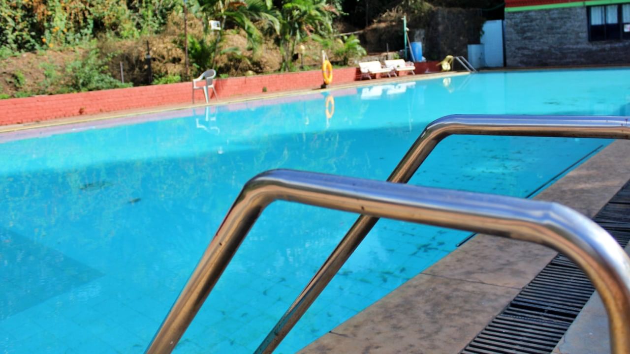 Pune swimming pools : नियमांचा भंग केल्यानं पुणे महापालिकेनं सील केले 10 तरणतलाव; ऐन उन्हाळ्यात पुणेकरांची गैरसोय Pune swimming pools : नियमांचा भंग केल्यानं पुणे महापालिकेनं सील केले 10 तरणतलाव; ऐन उन्हाळ्यात पुणेकरांची गैरसोय