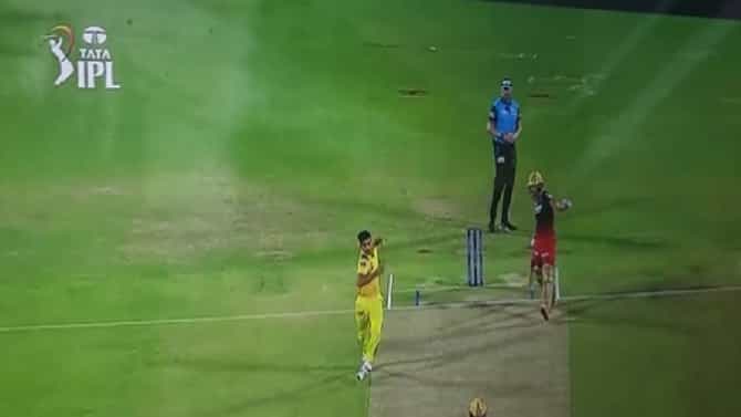 RCB vs CSK IPL 2022: मुकेशचा थ्रो विराटला जोरात लागला, अशी होती कोहलीची Reaction, पहा VIDEO