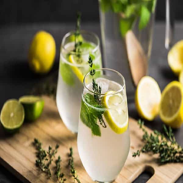 मधुमेहाच्या रुग्णांनी आपल्या आहाराची अधिक काळजी घेणे आवश्यक आहे. उन्हाळ्यात ते अधिक महत्वाचे आहे. उन्हामुळे आणि उष्णतेमुळे मधुमेही रुग्णांना जास्त थकवा जाणवतो, डिहायड्रेशनची समस्या असते, या काळात उष्णता लागण्याचा धोकाही त्यांना अधिक असतो. मधुमेहाच्या रूग्णांनी रक्तातील साखरेची पातळी राखण्यासाठी काही खास पेयांचा आहारामध्ये समावेश करणे आवश्यक आहे.
