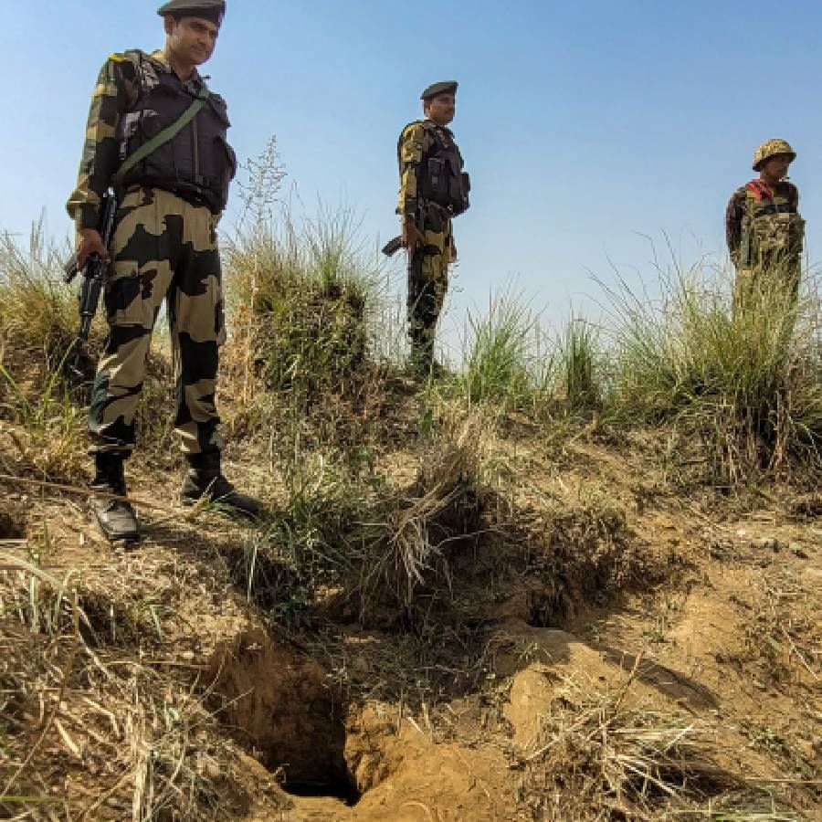 जम्मू-कश्मीरमधील सांबा परिसरात संशयित बोगदा आढळून आल्याने त्या ठिकाणची   सुरक्षाया वाढवण्यात आली आहे.   
