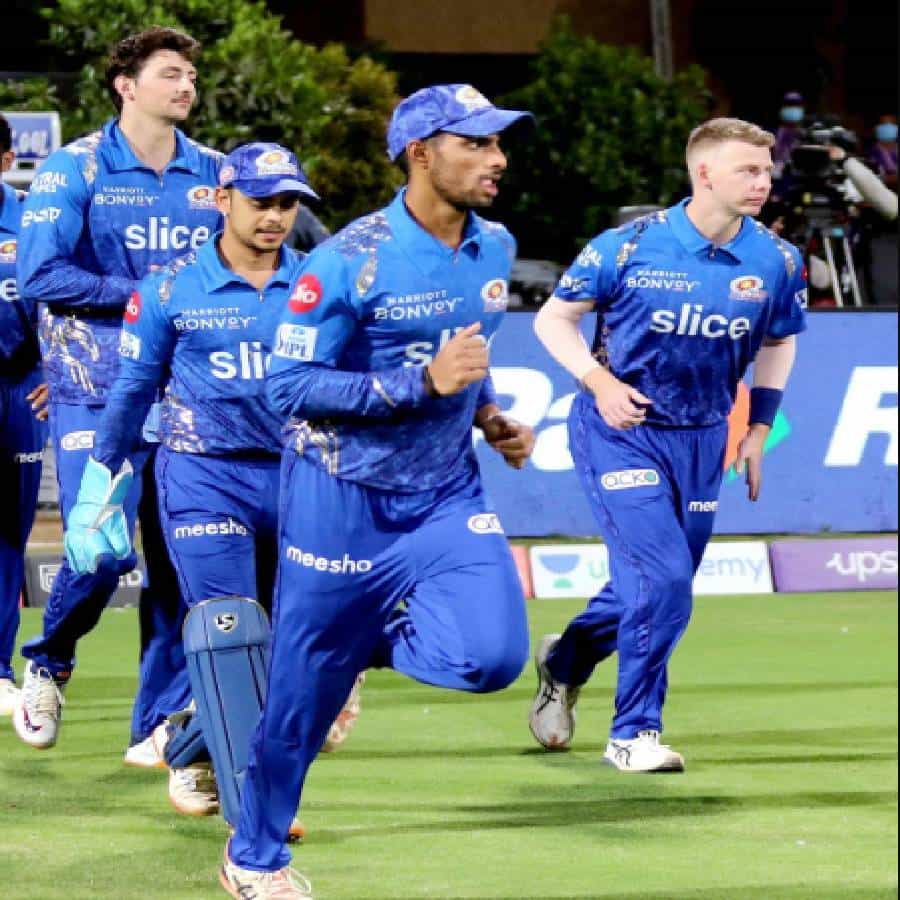मुंबई इंडियन्सने आयपीएल 2022 च्या ऑक्शनआधी चार खेळाडूंना रिटेन केलं होतं. यात रोहित शर्मा, जसप्रीत बुमराह, कायरन पोलार्ड आणि सूर्यकुमार यादव या खेळाडूंचा समावेश आहे. मुंबईने ज्या चार खेळाडूंवर विश्वास दाखवला त्यातले तीन चाललेच नाहीत.