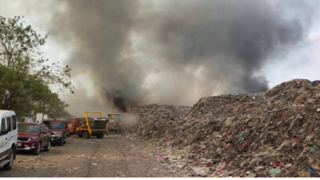 Solapur Garbage Depot Fire: कचरा डेपोला काल लागली आग, सोलापूर महानगरपालिकेला आज दिसले धुराचे लोट, त्यानंतर अग्निशमन दल आले