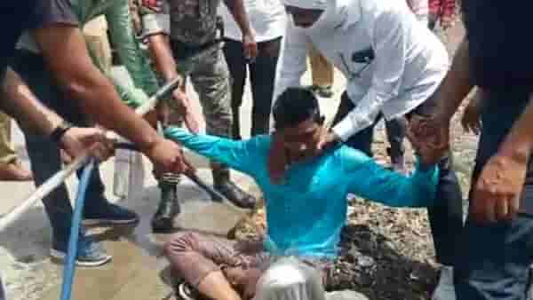 Video Akola Police | गावातील शेती, दारु दुकानाचा वाद; अकोला पोलीस अधीक्षक कार्यालयासमोर युवकाचा आत्मदहनाचा प्रयत्न