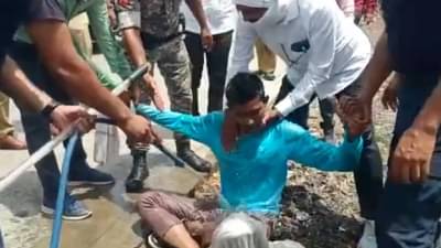 Video Akola Police | गावातील शेती, दारु दुकानाचा वाद; अकोला पोलीस अधीक्षक कार्यालयासमोर युवकाचा आत्मदहनाचा प्रयत्न