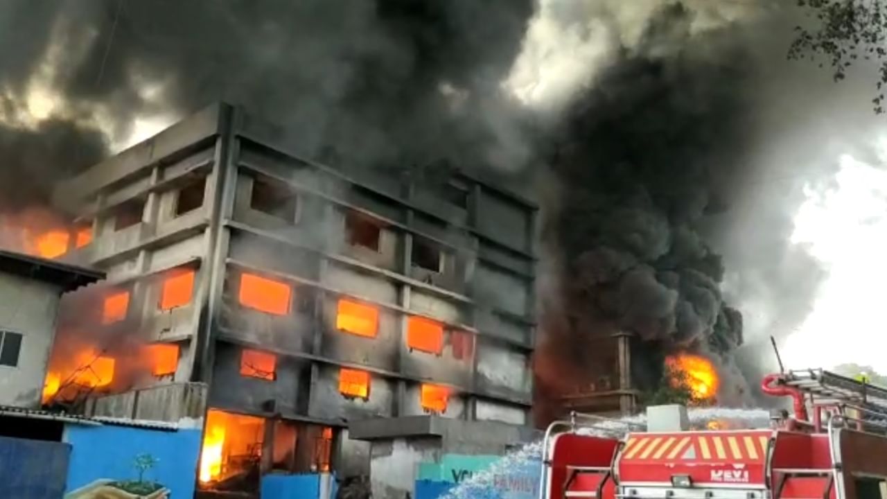Breaking : तुर्भे एमआयडीसीत रबर कंपनीला भीषण आग; 3 कंपन्या जळून खाक, आग विझवण्याचे शर्थीचे प्रयत्न