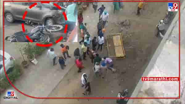 अरे बापरे, महिला कार ड्रायव्हरने एवढ्या जोरात मारली धडक की, बाईकस्वार थेट फ्लायओव्हरवरुन पडला खाली