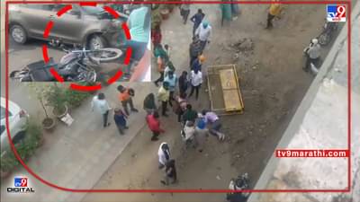 अरे बापरे, महिला कार ड्रायव्हरने एवढ्या जोरात मारली धडक की, बाईकस्वार थेट फ्लायओव्हरवरुन पडला खाली