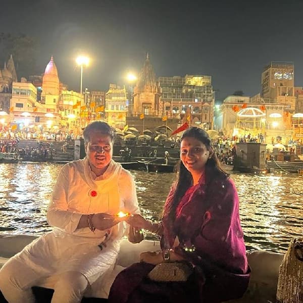 आमदार रोहित पवार आपल्या कुटुंबियांच्यासोबत आयोध्या, वाराणसीच्या दौऱ्यावर आहे. या दौऱ्यातील काही क्षणचित्रे आपल्या सोशल मीडियावर शेअर
केले आहेत. यासोबत त्यांनी एका पोस्टही लिहिली आहे. हिंदू धर्मातील सर्वांत महत्त्वाचं तिर्थक्षेत्र कोणतं असेल तर ते गंगा नदीच्या तीरावर वसलेलं वाराणसी. मुक्ती आणि शुद्धीकरणासाठी देशभरातून असंख्य भाविक इथं नियमित येत असतात. वृंदावन आणि मथुरेला भेट दिल्यानंतर आम्हीही वाराणसीमध्ये आलो. वाराणसी हे हिंदू धर्मासाठी सात पवित्र शहरांपैकी एक प्रसिद्ध तीर्थक्षेत्र आणि पर्यटन स्थळ आहे. प्रसिद्ध संत कबीर यांचीही जन्मभूमी वाराणसी आहे.