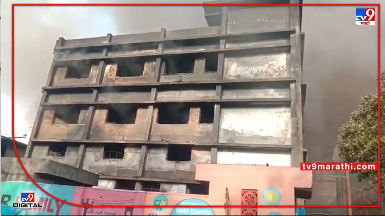 नवी मुंबईच्या पावणे एमआयडीसीत लागलेल्या आगीत एकाचा गुदमरून मृत्यू, सहा कारखाने आगीच्या भक्ष्यस्थानी