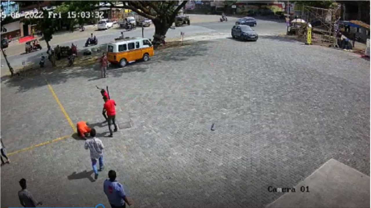 CCTV: टीव्ही घेण्यावरुन वाद, पेट्रोल पंपावर दोघांचा प्राणघातक हल्ला, लाथा बुक्क्यांनी जबर मारहाण