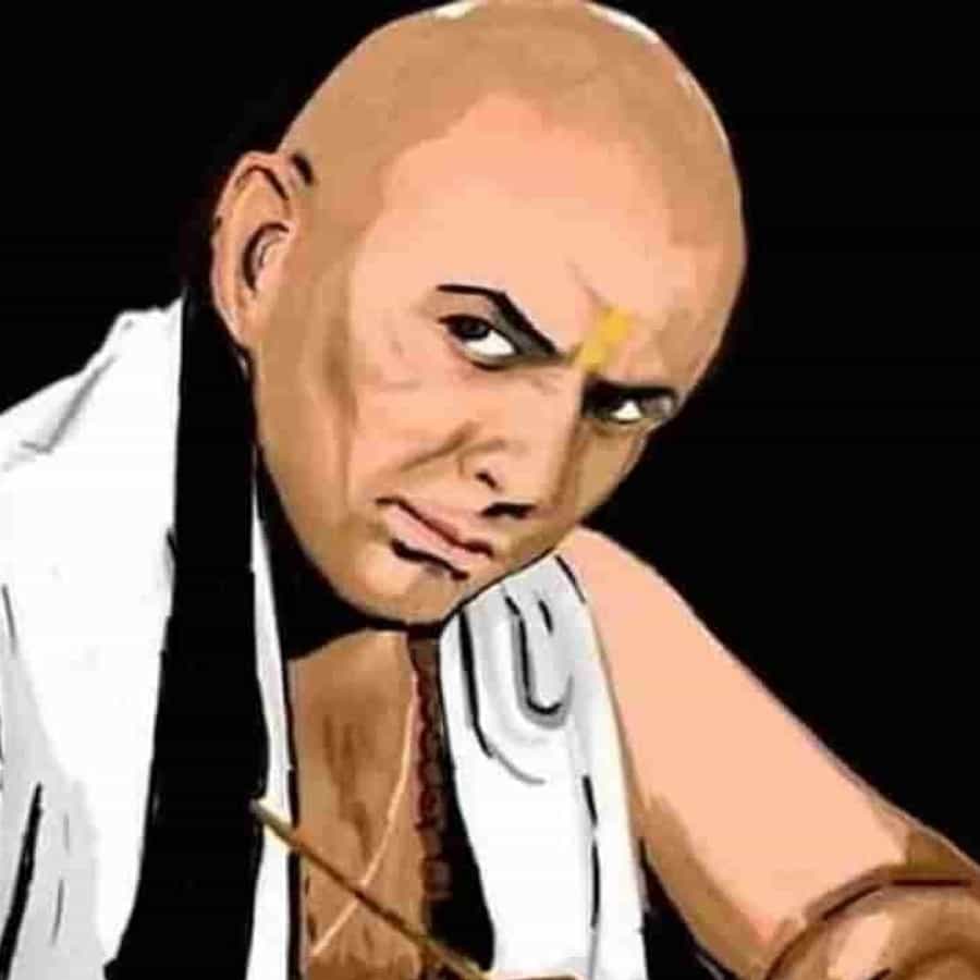 आचार्य चाणक्य यांच्या मते जेव्हा तुम्ही एखादं नवं काम करता तेव्हा अनेक लोक वेगवेगळ्या गोष्टी सांगतच असतात. सुरूवतील तुम्हाला लोकांच्या अनेक गोष्टी ऐकाव्या लागतात. अनेक लोक वेगवेगळे सल्ले देतात. काही लोकांच्या गोष्टी ऐकून तुम्हाला तुमचा आत्मविश्वास कमी झाल्यासारखं ही वाटेल. पण, तुम्हाला स्वत:वर विश्वास ठेवला पाहिजे आणि योग्य दिशेने पाऊलं टाकली पाहिजेत. मेहनत केली पाहिजे.