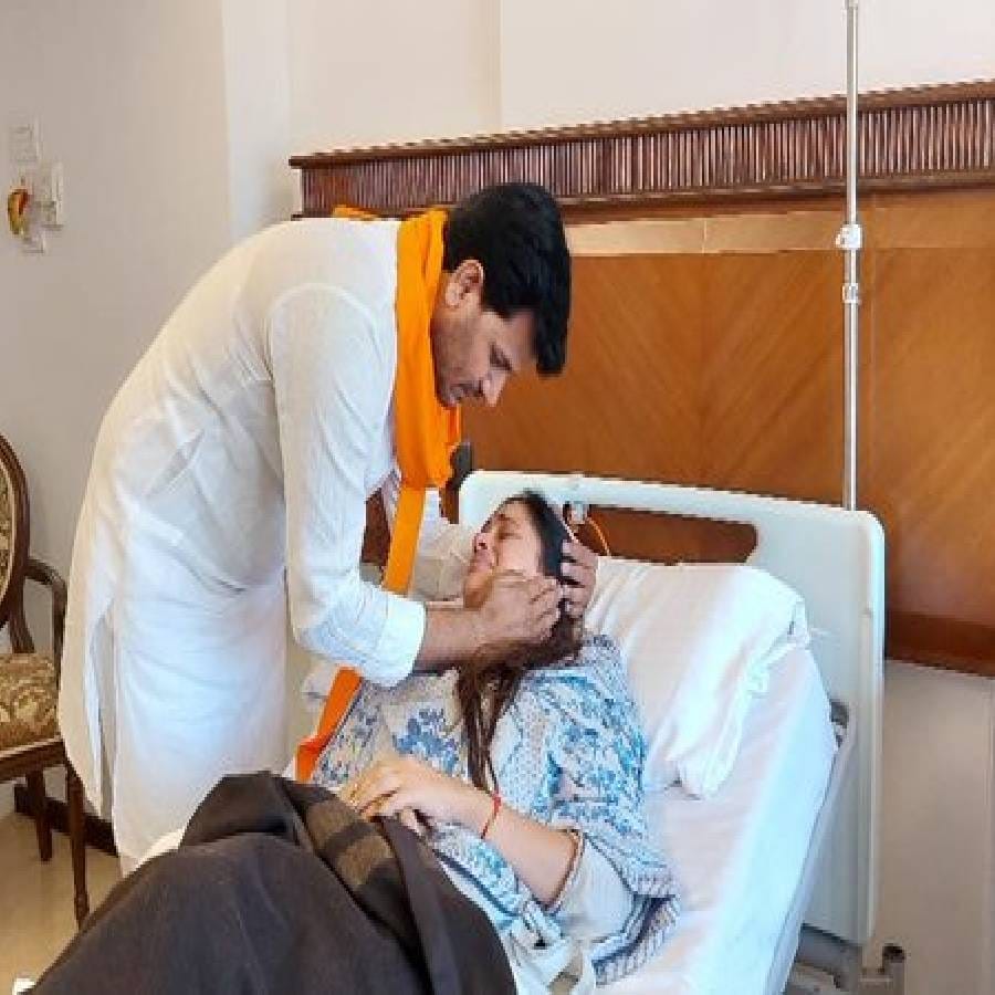  नवनीत राणा यांचे पती रवी राणा यांनी  रुग्णालयात त्याची भेट घेतली त्यावेळी नवनीत राणा भावूक झालेल्या  दिसून आल्या होत्या. त्याचे फोटो सोशल मीडियावर व्हायरल झाले होते. 