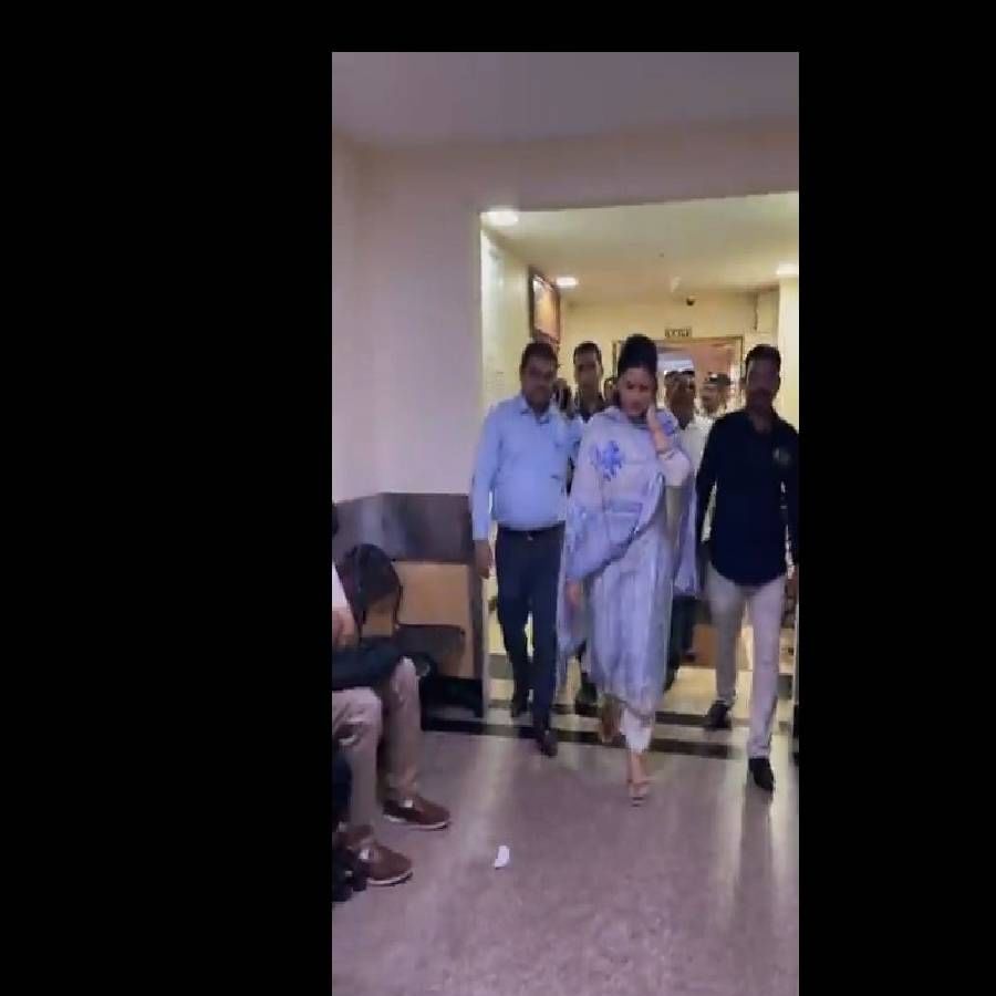 
 तुरूंगात असतानाही नवनीत राणा यांना मानेचा  त्रास  जाणवत असल्याने त्यांनी  जेजे रुग्णालयातून  उपचार घेतले होते.    त्यानंतर पुढील उपचारासाठी त्या लीलावती रुग्णालयात दाखल झाल्या.  