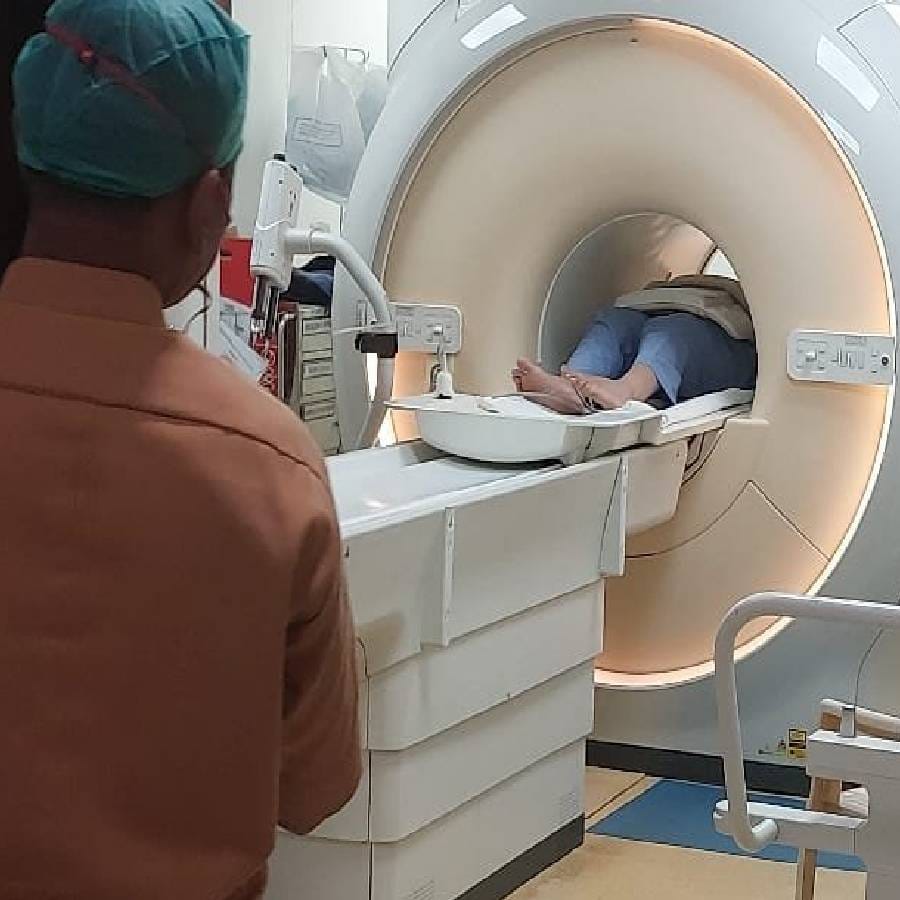 
नवनीत राणा यांना मानेच्या  दुखण्यासह स्पॉन्डिलायटिसचा त्रास जाणवत असल्याने आज त्याचे MRI करण्यात आले. याच बरोबर त्याचे फुल्ल बॉडी चेकअप करण्यात आले. 