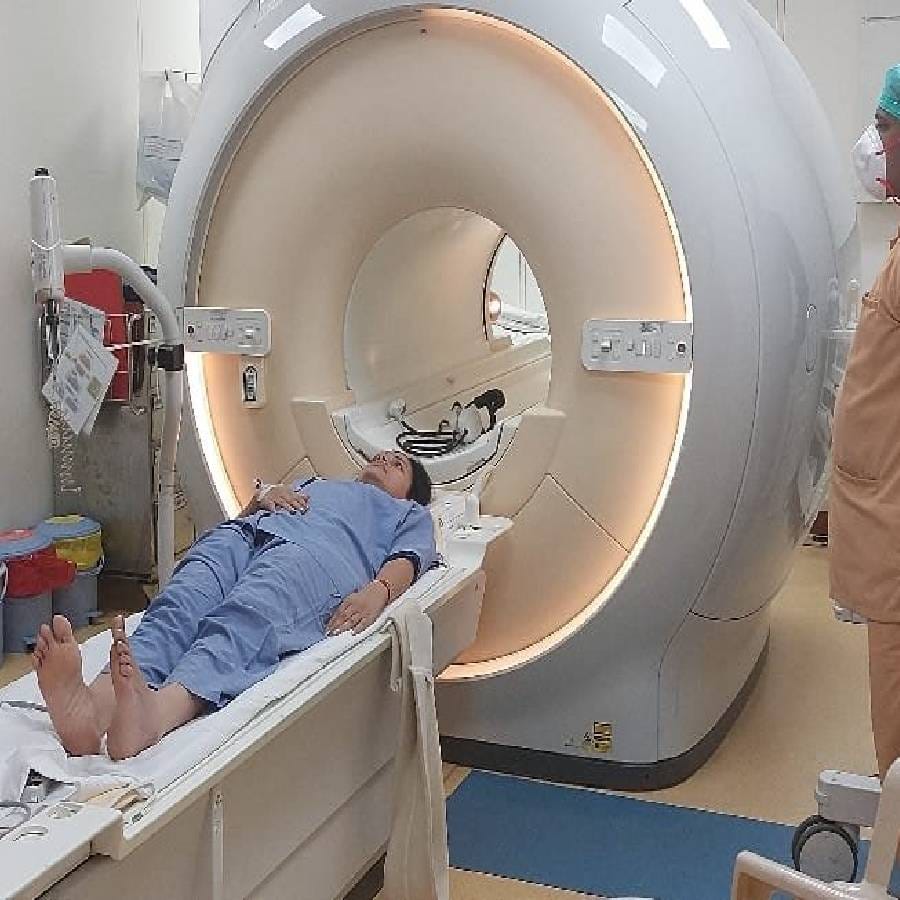 हनुमान चालीसा प्रकरणी जामीनावर तुरुंगातून बाहेर आलेल्या खासदार नवनीत राणा लीलावती रुग्णालयात दाखल झाल्या आहेत. मानेचा व स्पॉन्डिलायटिसचा त्रास जाणवत असल्याने त्यांना रुग्णालयात दाखल झाल्या आहेत