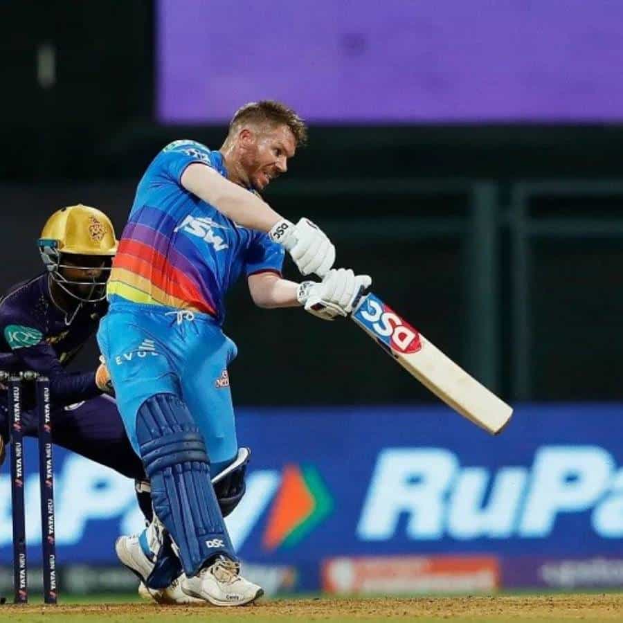 डेविड वॉर्नर : अनेक वर्ष सनरायझर्स हैदराबादकडून खेळणारा डेविड दिल्ली कॅपिटल्समध्ये आला. दिल्ली येताचा त्याचा फॉर्मही परत आला. आतापर्यंतच्या सीझनमध्ये वॉर्नरनं तीन वेळा अर्धशतकी खेळी केली आहे. हैदराबादरविरुद्धच्या सामन्यात तर त्याची बॅट अधिकच तळपली. या सामन्यात तर त्यानं तब्बल 92 धावांची जबरदस्त खेळी केली होती.