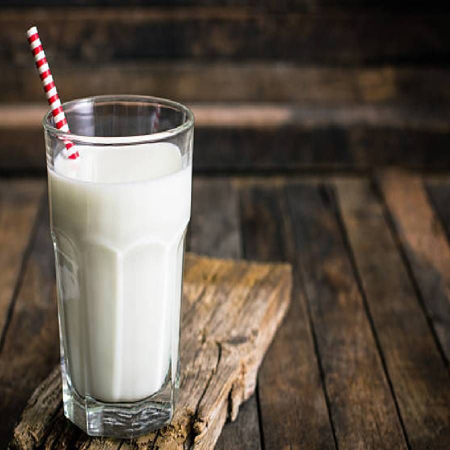ज्यांना अॅसिडिटी आणि पोटात जळजळ होण्याची समस्या आहे. त्यांच्यासाठी थंड दूध खूप फायदेशीर मानले जाते. पचनाशी संबंधित समस्यांसाठी थंड दूध खूप फायदेशीर आहे. 