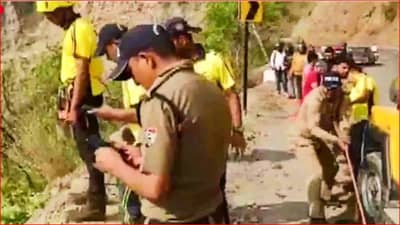 ऋषिकेश-बद्रीनाथ महामार्गावर भीषण अपघात, कार दरीत कोसळून पाच ठार