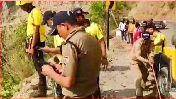 ऋषिकेश-बद्रीनाथ महामार्गावर भीषण अपघात, कार दरीत कोसळून पाच ठार