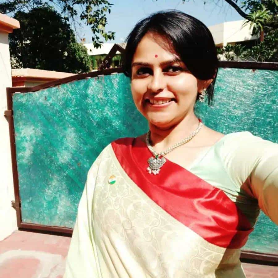 UPSC परीक्षा ही देशातील सर्वात कठीण परीक्षांपैकी एक आहे. ज्या उमेदवारांनी ती पार केली त्यांची कहाणी लाखो तरुणांना नेहमीच प्रेरणा देते. IAS अधिकारी प्रियांका शुक्लाची कथाही अशीच प्रेरणादायक आहे, तिची कथा इतरांपेक्षा वेगळी आणि खुप रंजक आहे.