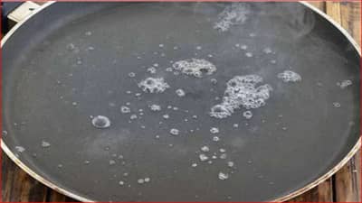 Vastu tips for kitchen : गरम तव्यावर पाणी टाकल्यास होऊ शकते नुकसान, माता लक्ष्मीची होईल अवकृपा