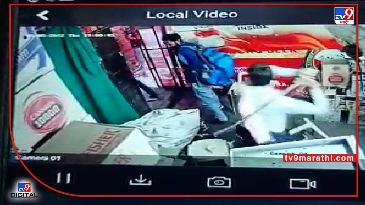 CCTV | उत्पादन शुल्क विभागाच्या अधिकाऱ्याची बियर शॉपीत दबंगगिरी, ग्राहक आणि कर्मचाऱ्यांना बेदम मारहाण