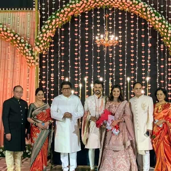 अभिनेता विराजस कुलकर्णी (Virajas Kulkarni) आणि अभिनेत्री शिवानी रांगोळे (Shivani Rangole) यांनी लग्नानंतर रिसेप्शनचं आयोजन केलं. या रिसेप्शनचे फोटो समोर आले आहेत. शिवानी-विराजसच्या रिसेप्शनला मनसे अध्यक्ष राज ठाकरे यांची विशेष उपस्थिती होती.