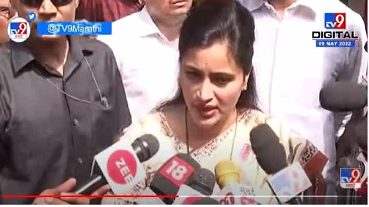 उद्धव ठाकरेंच्या गुंडांनी दंगा करण्याचा प्रयत्न केला- नवनीत राणा उद्धव ठाकरेंच्या गुंडांनी दंगा करण्याचा प्रयत्न केला- नवनीत राणा