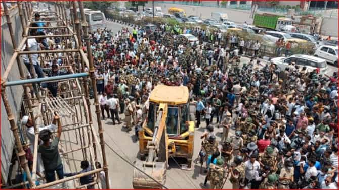 Delhi : चालणार, नाही चालणार? अखेर शाहीनबागमध्ये आज पुन्हा बुलडोजर, दिल्ली पोलीसांची कुमकही मदतीला
