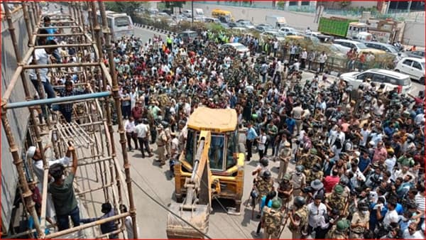 Delhi : चालणार, नाही चालणार? अखेर शाहीनबागमध्ये आज पुन्हा बुलडोजर, दिल्ली पोलीसांची कुमकही मदतीला