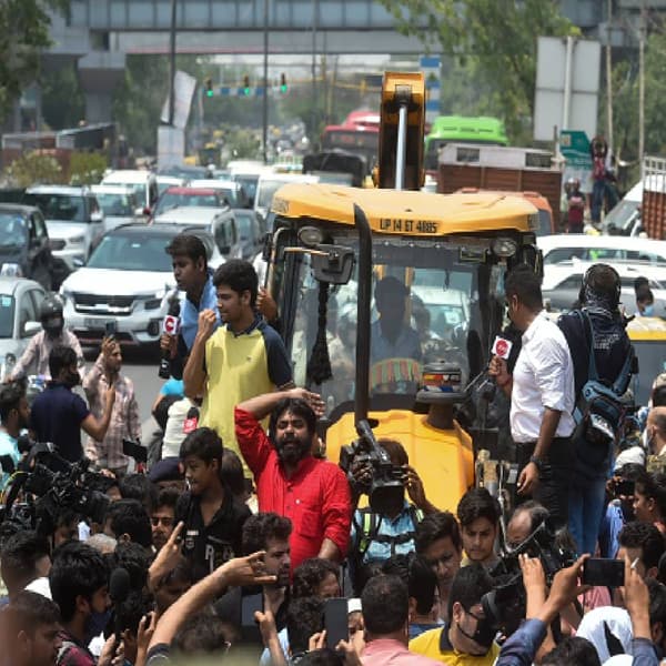 दिल्लीत दिल्ली महानगरपालिकेला (एमसीडी) अतिक्रमणावरील कारवाई करताना स्थानिक नागरिकांच्या रोषाचा सामना करावा लागला.अतिक्रमण विरोधी कारवाई करण्यासाठी दिल्ली महानगरपालिकेचे कर्मचारी शाहीनबाग परिसरात पोहचले.मात्र या अतिक्रमण विरोधी पथकाला रोखण्यासाठी स्थानिकांनी धरणे आंदोलन करत विरोध केला.