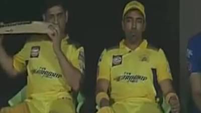 IPL 2022: MS Dhoni आपली बॅट का चावतोय? त्यामागे काय कारण आहे?