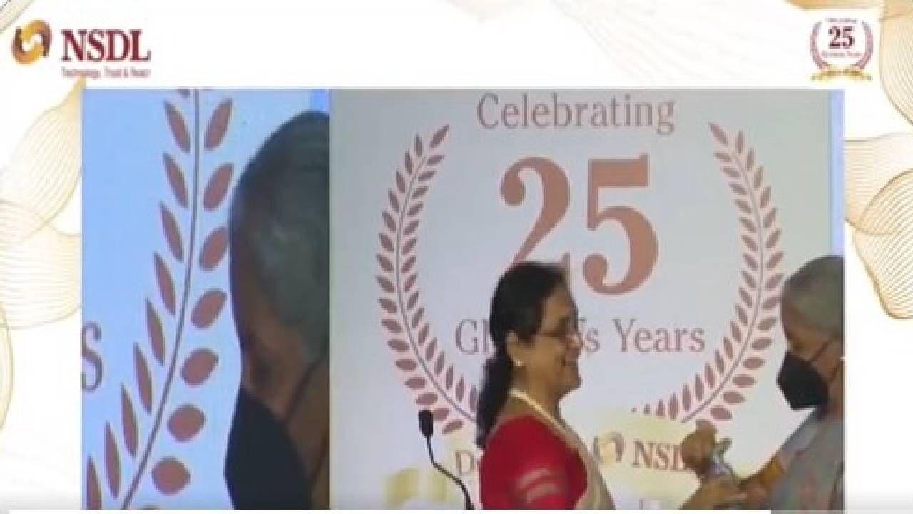 VIDEO | अर्थमंत्री Nirmala Sitaraman यांनी स्टेजवर पाणी दिलं. .. अन् NSDL च्या एमडींनाही ओशाळल्यासारखं झालं