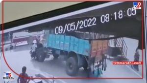 CCTV | कट मारुन जाण्याचा प्रयत्न जीवावर, ट्रकखाली चिरडून बाईक स्वाराचा मृत्यू