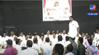 अहमदनगर येथे भर सभेत शिक्षकच एकमेकांना भिडले