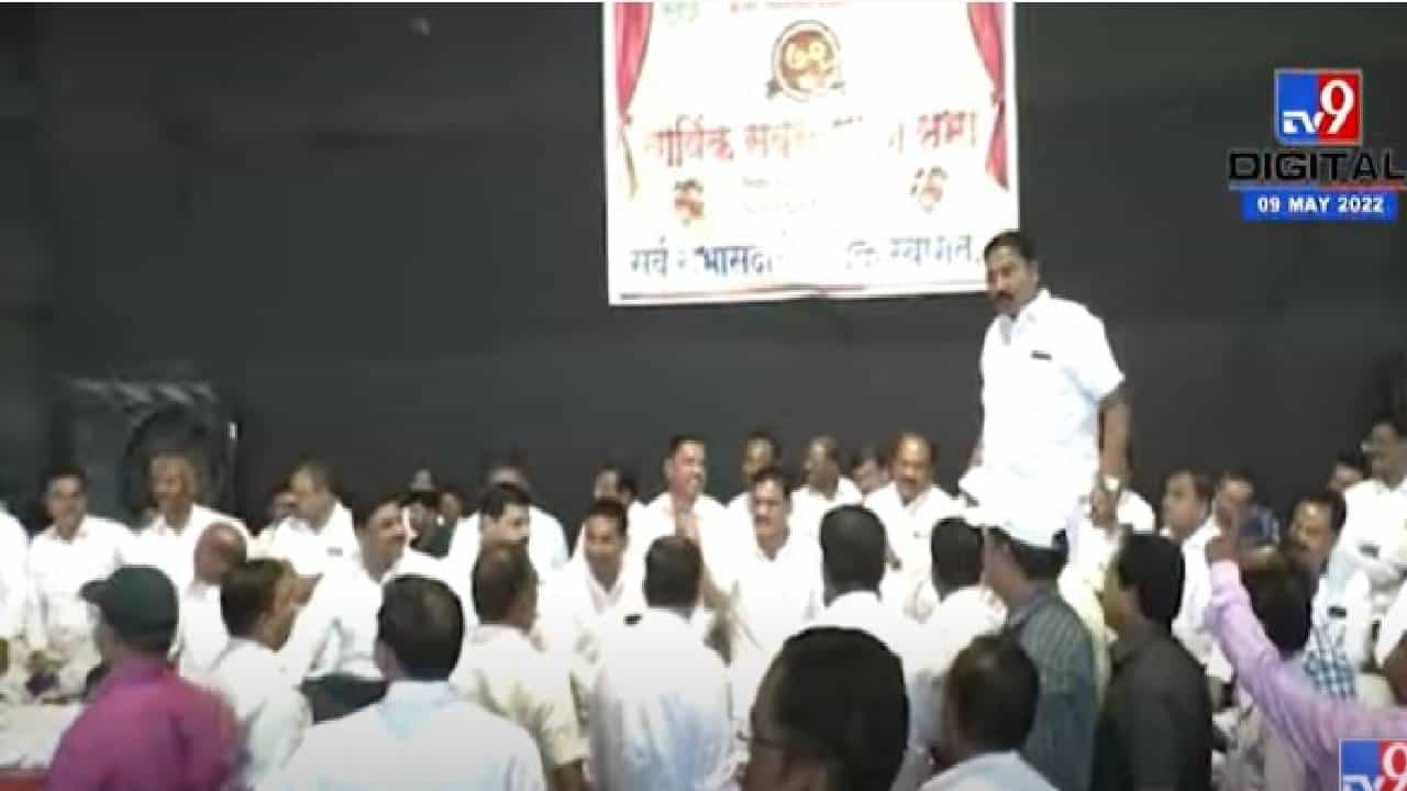 अहमदनगर येथे भर सभेत शिक्षकच एकमेकांना भिडले अहमदनगर येथे भर सभेत शिक्षकच एकमेकांना भिडले