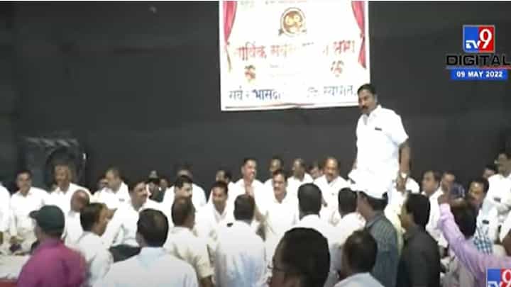 अहमदनगर येथे भर सभेत शिक्षकच एकमेकांना भिडले अहमदनगर येथे भर सभेत शिक्षकच एकमेकांना भिडले