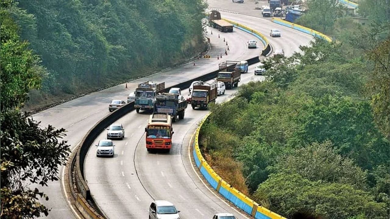 Mumbai pune express way work : पुणे-मुंबई द्रुतगती महामार्गावर लोणावळ्याजवळ सुरू आहे लेन जोडण्याचं काम, मात्र प्रवाशांना वाटतेय चिंता...