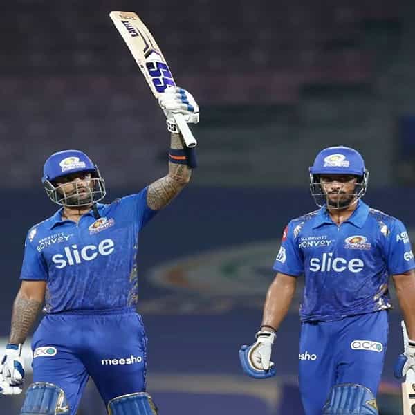 IPL 2022 मध्ये सलग आठ सामने गमावल्यानंतर मुंबई इंडियन्सने दोन सामने जिंकले. पण या संघाला आता एक मोठा झटका बसला आहे. मुंबई इंडियन्सचा मॅचविनर फलंदाज Suryakumar Yadav IPL 2022 मध्ये उर्वरित सामने खेळू शकणार नाहीय.