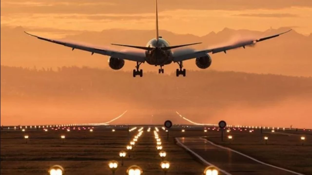 Air Travel : कोविडचं मळभ हटलं, विमान सेवा पूर्वपदावर; देशांतर्गत प्रवाशी संख्येत 83% वाढ Air Travel : कोविडचं मळभ हटलं, विमान सेवा पूर्वपदावर; देशांतर्गत प्रवाशी संख्येत 83% वाढ