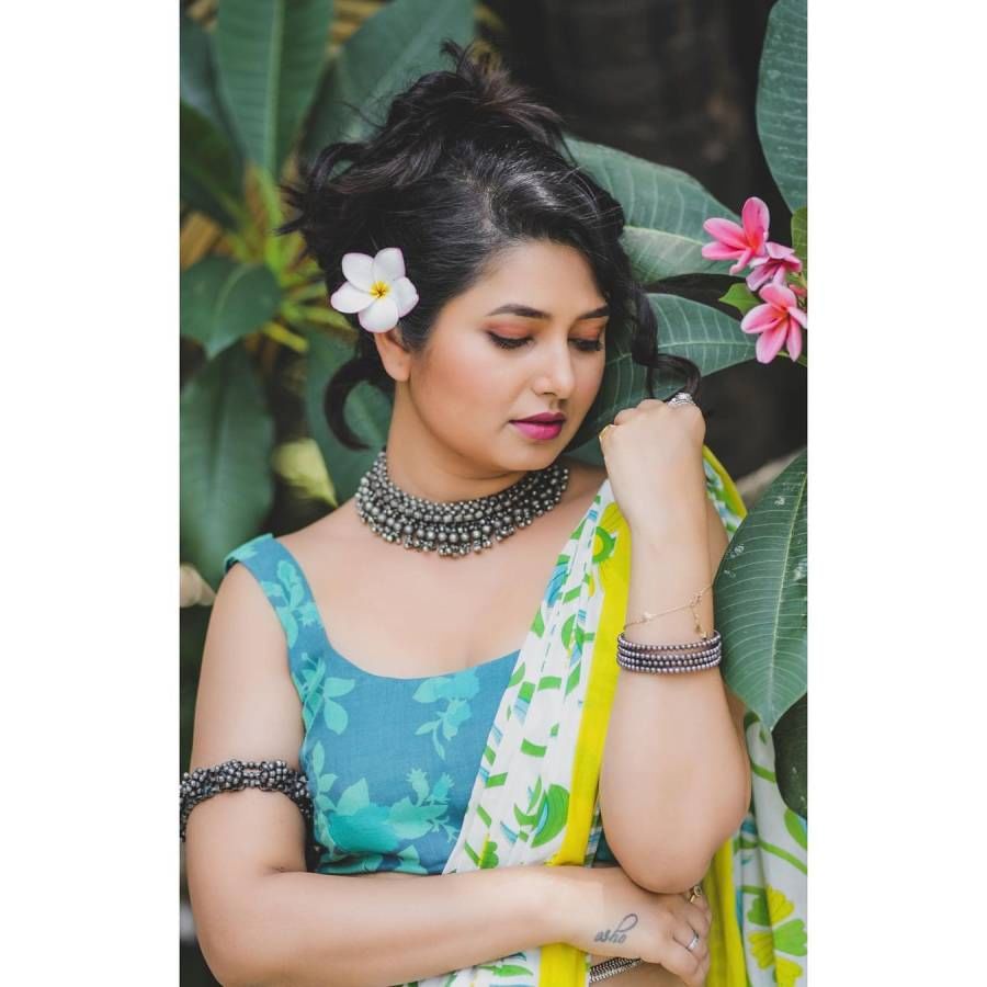 थरथरत्या अधरावर, प्रणयी संकेत नवा ऋतू हिरवा, ऋतू बरवा या शांता शेळकेंच्या कवितेच्या ओळींचे कॅप्शन तिने आपल्या पोस्टला दिले आहे. 