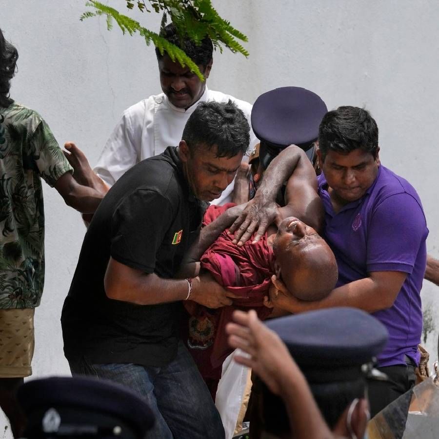  गेल्या अनेक दिवसांपासून महागाईवरून श्रीलंकेतील नागरिकांनी आक्रमक आंदोलनं सुरू केली आहेत. त्याचं रुपांतर आता भयंकर हिंसाचारात झालंय.